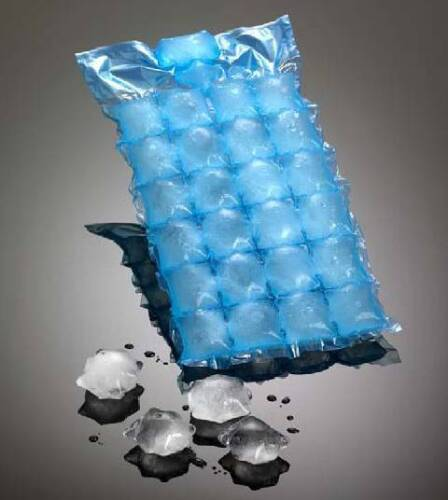 Das Bild zeigt den befüllten Ice n' Easy® Eiswürfelbeutel mit fertigen Eiswürfeln daneben.